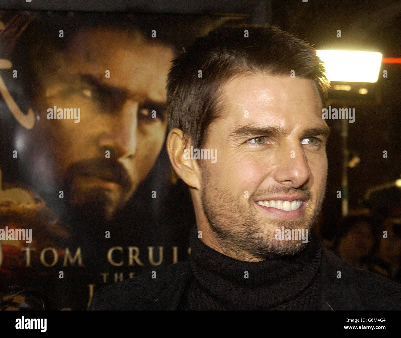 L'attore Tom Cruise arriva per la prima del suo nuovo film "The Last Samurai" al Mann's Village Theatre di Los Angeles, California. Foto Stock