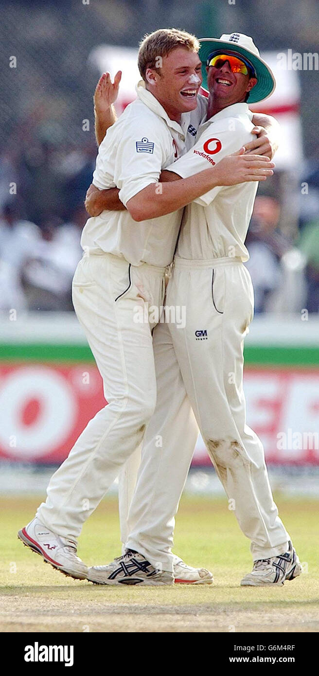 L'inglese Andrew Flintoff (a sinistra) celebra la presa del wicket di Marvan Atapattu con il capitano Michael Vaughan, mentre l'Inghilterra prende lo Sri Lanka al Galle International Stadium il primo giorno delle tre serie di test. L'ex capitano Nasser Hussain tirò fuori dalla partita tre quarti d'ora prima dell'inizio ritardato delle 11:00, lamentando sintomi simil-influenzali e dolori articolari. Foto Stock