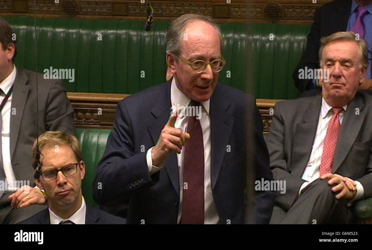 Sir Malcolm Rifkind, rende omaggio all'ex presidente sudafricano Nelson Mandela, nella Camera dei Comuni di Londra. Foto Stock