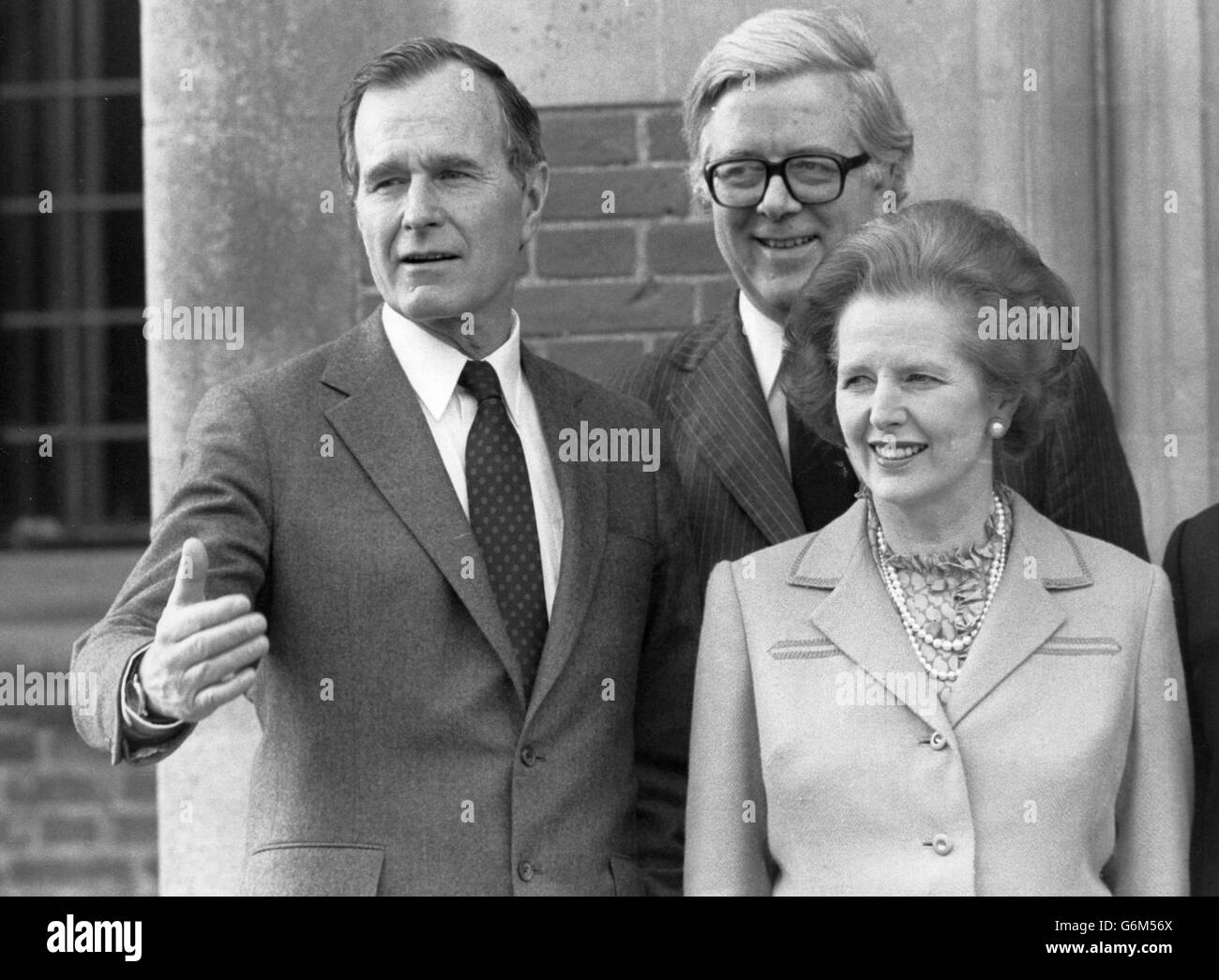 George Bush, vicepresidente degli Stati Uniti (sinistra), con il primo ministro Margaret Thatcher e il segretario agli esteri Sir Geoffrey Howe. *scansione a bassa risoluzione - versione ad alta risoluzione disponibile su richiesta* Foto Stock