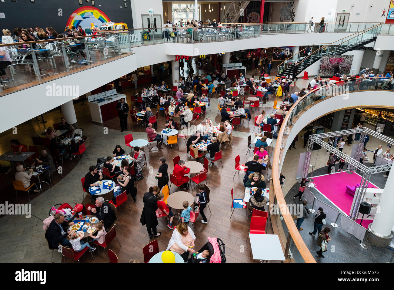 Food court all'interno di St Enoch Centre shopping mall a Glasgow, Scotland, Regno Unito Foto Stock