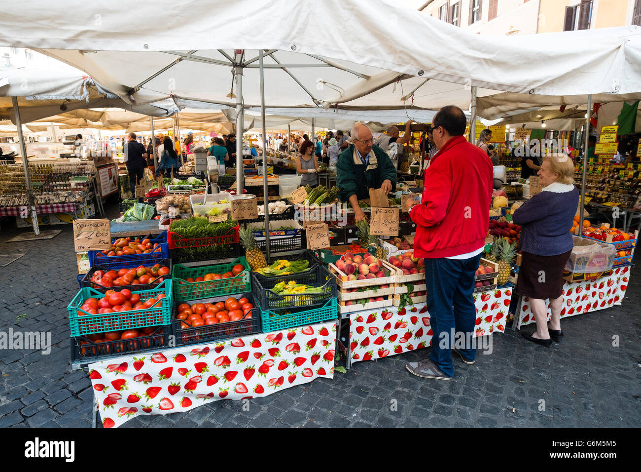 Ogni giorno tradizionale mercato degli agricoltori sul Campo de Fiori piazza di Roma , Italia Foto Stock