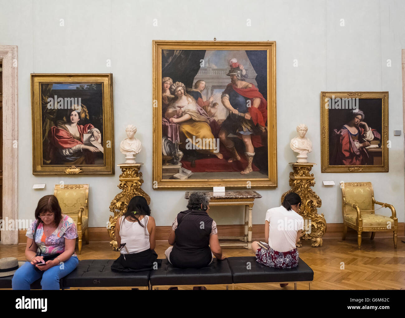 Per i visitatori in cerca di dipinti nella galleria presso i Musei Capitolini di Roma Italia Foto Stock