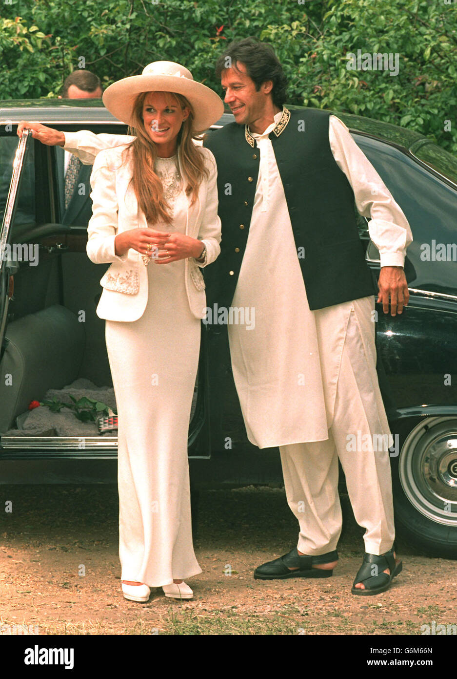 L'ex capitano di cricket pakistano, Imran Khan, e la sua sposa, Jemima Goldsmith, fuori dall'ufficio del registro di Richmond dopo il loro matrimonio. Foto Stock