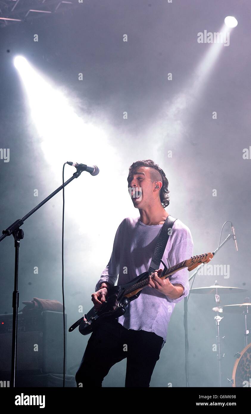 Matthew Healy del 1975 si esibisce al Winter Wonderland 2013 di XFM, all'O2 Apollo Manchester. Foto Stock