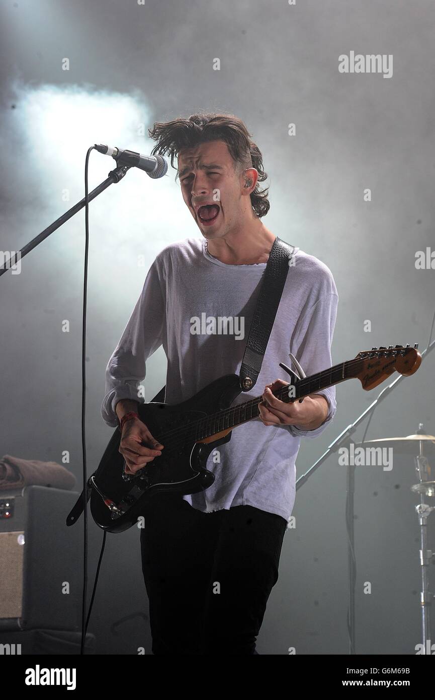 Matthew Healy del 1975 si esibisce al Winter Wonderland 2013 di XFM, all'O2 Apollo Manchester. Foto Stock