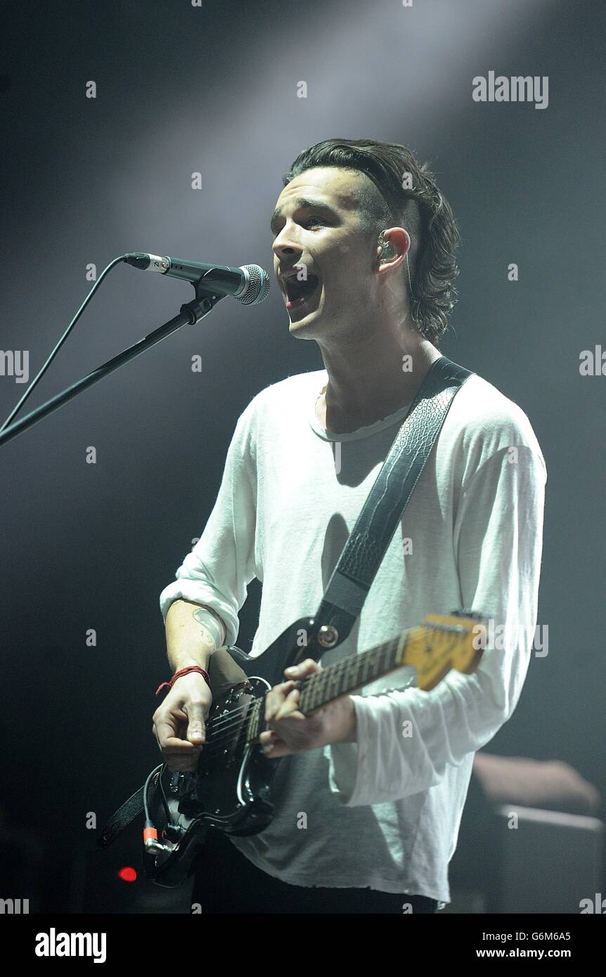 Matthew Healy del 1975 si esibisce al Winter Wonderland 2013 di XFM, all'O2 Apollo Manchester. Foto Stock