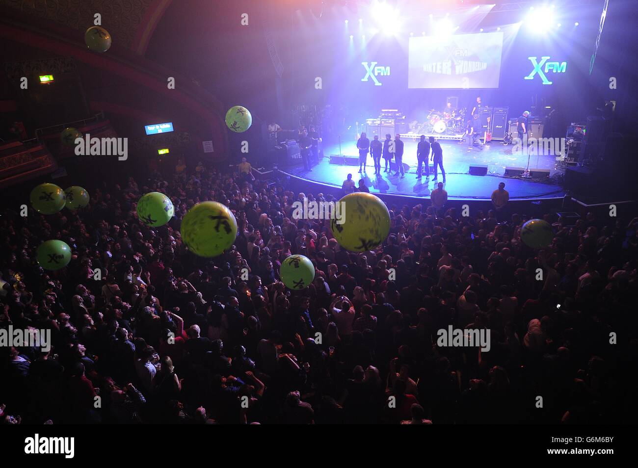 XFM Winter Wonderland - Manchester. Palloncini sul palco al Winter Wonderland 2013 della XFM, all'O2 Apollo Manchester. Foto Stock