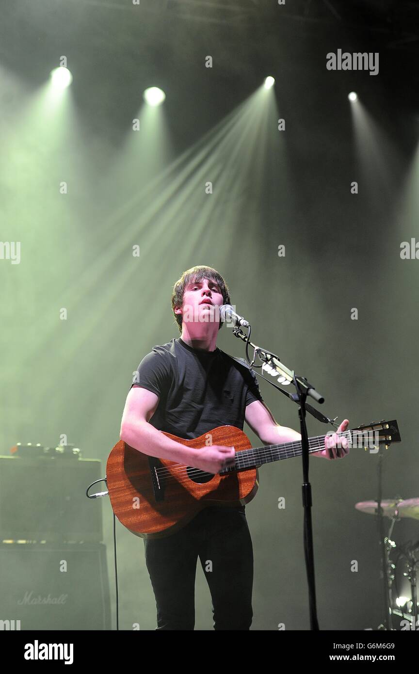 Jake Bugg si esibisce al Winter Wonderland 2013 di XFM, all'O2 Apollo Manchester. Foto Stock