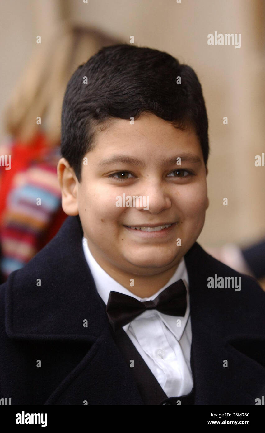 L'orfano iracheno Ali Abbas, che ha perso le braccia e ha sofferto terribili ustioni durante un attacco aereo alleato a Baghdad, arriva alla cerimonia per il premio Child of Courage della Donna, che si tiene presso l'Abbazia di Westminster. 19/03/04: L'orfano di guerra iracheno Ali Abbas gli è stato detto di poter rimanere nel Regno Unito per ricostruire la sua vita, è stato rivelato oggi. I 13 anni hanno perso entrambe le armi e hanno subito ustioni del 60% in un attacco missilistico statunitense contro Baghdad all’inizio della guerra del Golfo. 29/03/2004 vittima della bomba irachena Ali Abbas, che è in procinto di pubblicare un libro sulla sua vita, un anno dopo la sua situazione in un ospedale di Baghdad catturato l'attenzione di Foto Stock