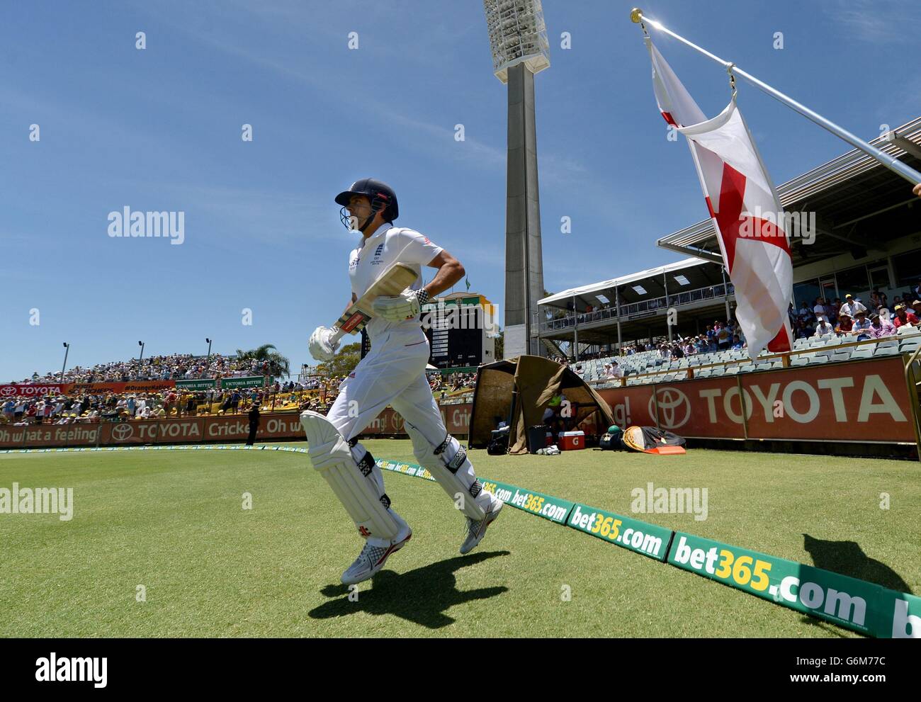 L'inglese Alastair Cook si porta in campo durante la sua 100a prova di match durante il secondo giorno del terzo test al WACA Ground, Perth, Australia. Foto Stock