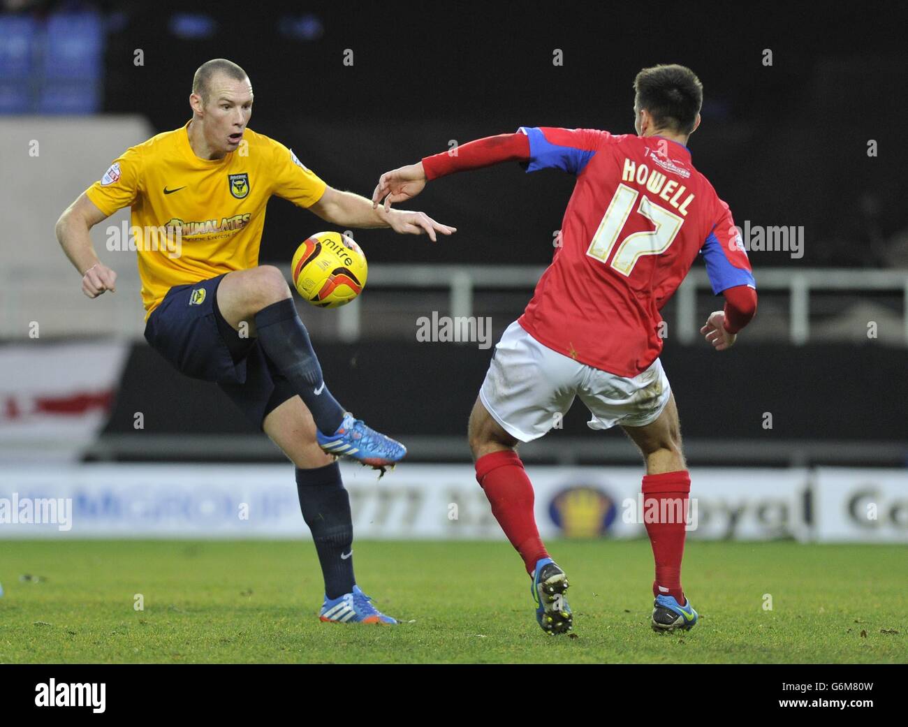 Luke Howell di Dagenham e James Constable di Redbridge durante la partita Sky Bet League Two al Kassam Stadium di Oxford. Foto Stock