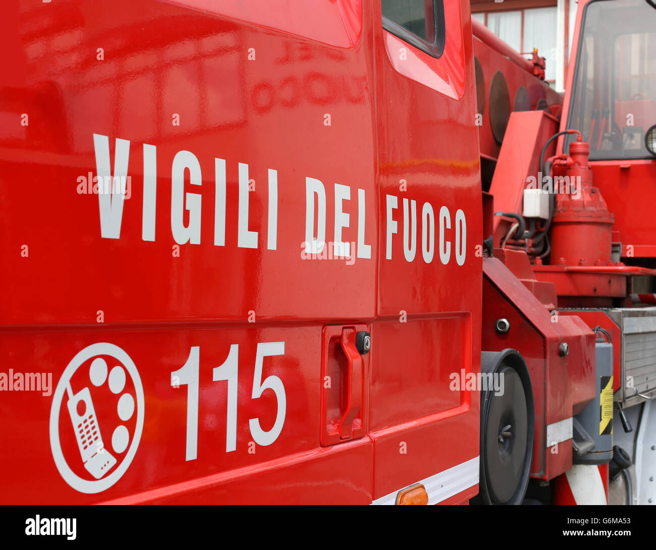 Grandi parole VIGILI DEL FUOCO significato vigili del fuoco sul lato italiano del fuoco di camion e il numero di telefono di emergenza per chiamare Foto Stock