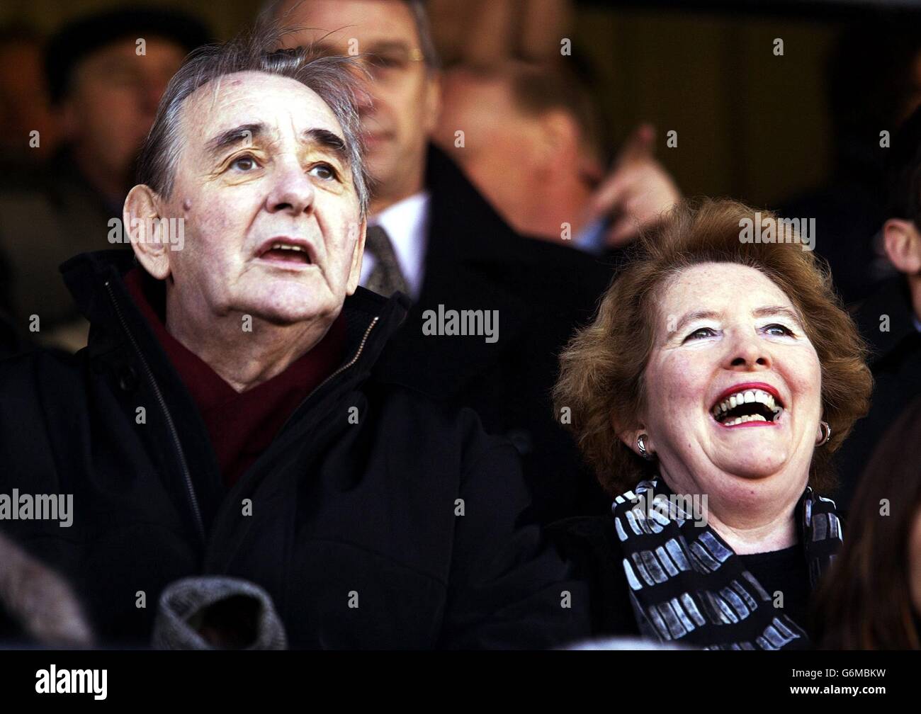 Brian Clough con sua moglie Barbara, al gioco di Burton Albion contro Hartlepool Uniti per guardare la squadra gestita dal loro figlio Nigel, durante la loro partita di 2° turno fa Cup a Eton Park, Burton. 20/09/04: È morto l'ex direttore della contea di Forest and Derby. Una portavoce dell'ospedale ha detto che Brian Clough, che aveva 69 anni, aveva sofferto di cancro allo stomaco. NESSUN UTILIZZO NON UFFICIALE DEL SITO WEB DEL CLUB. Foto Stock