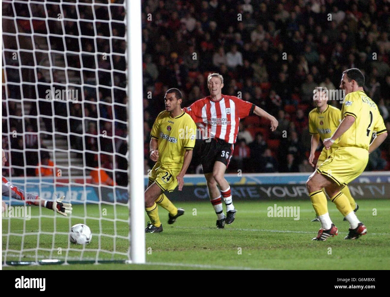 Brett Ormerod (numero 36) segna il suo gol, il secondo di Southampton, contro Charlton Athletic durante il loro Barclaycard Premiership Match St. Mary's Stadium, Southampton. Foto Stock