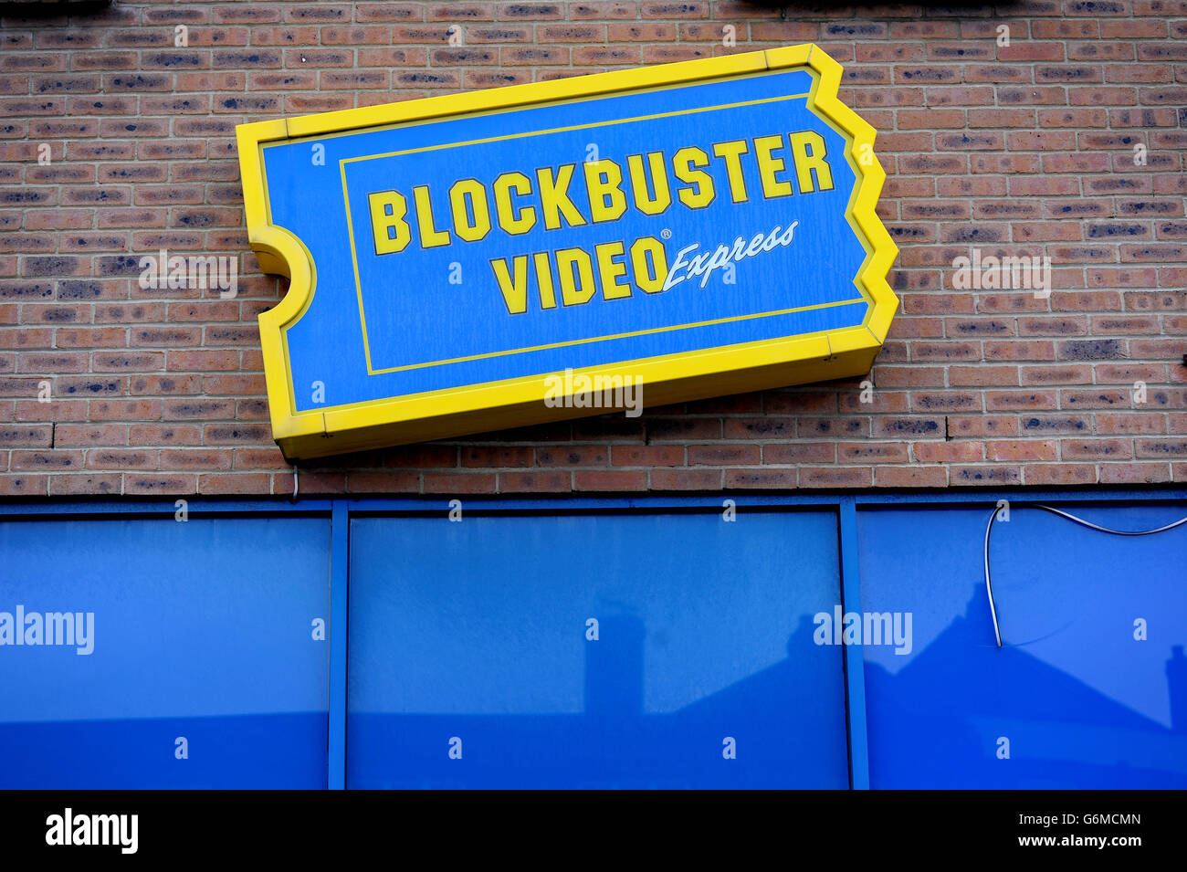 Un negozio Blockbuster chiuso a Filton Bristol in quanto è stato annunciato che le catene rimanenti negozi chiuderanno entro giorni dopo che gli amministratori non sono stati in grado di trovare un acquirente per la catena di noleggio e DVD. Foto Stock