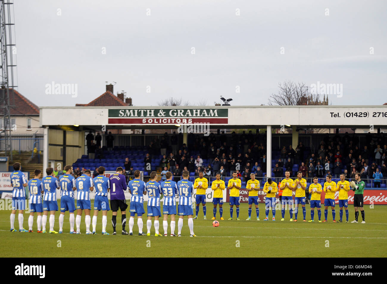 Hartlepool Unlegati e Coventry City giocatori durante il Nelson Mandela minuti applausi Foto Stock