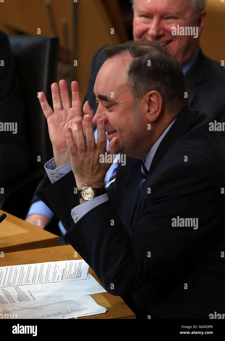 Primo ministro scozzese Alex Salmond durante il tempo delle interrogazioni al Parlamento scozzese di Edimburgo. Foto Stock