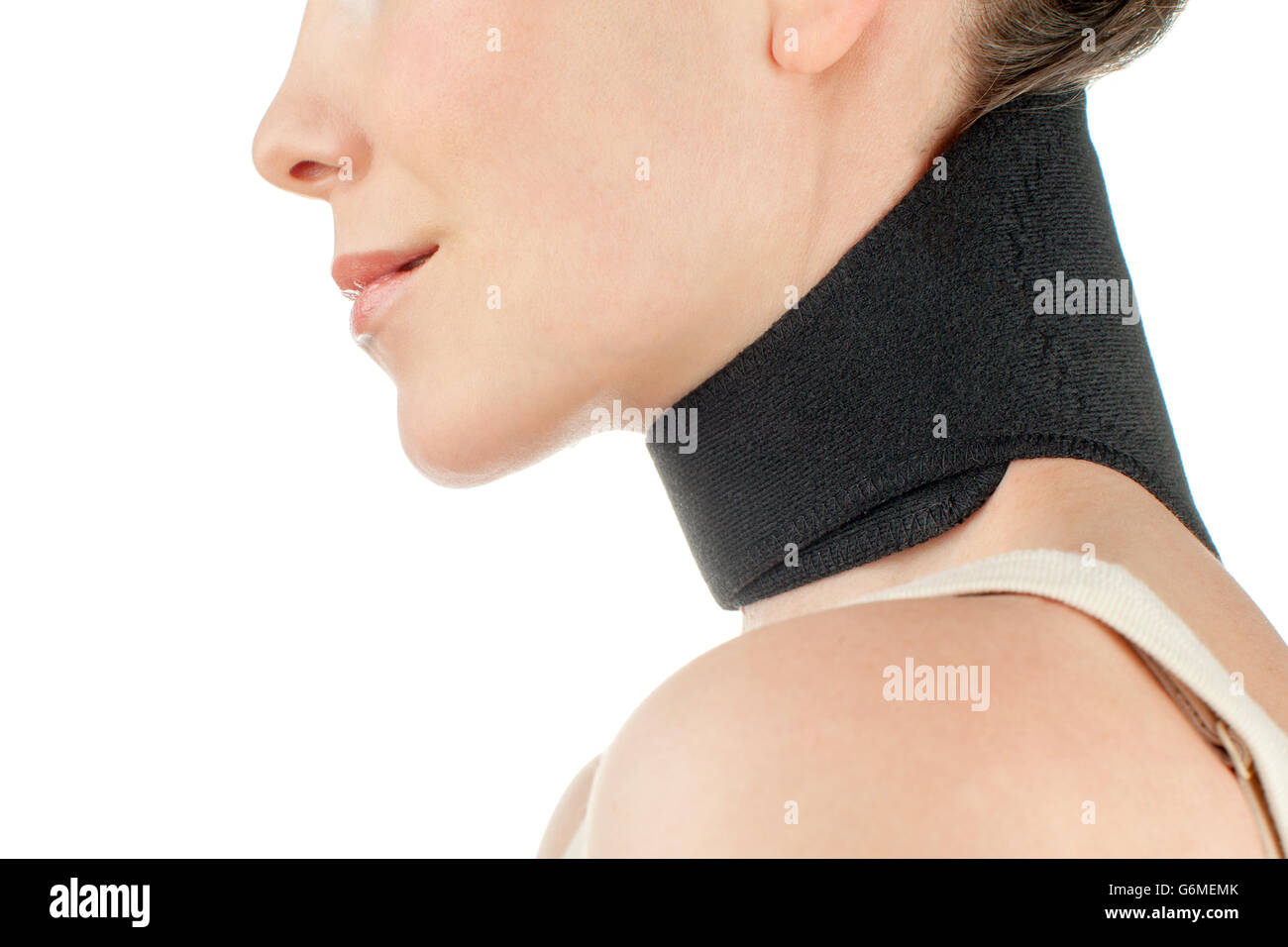 Donna che indossa il rinforzo del collo, bendaggi Foto Stock