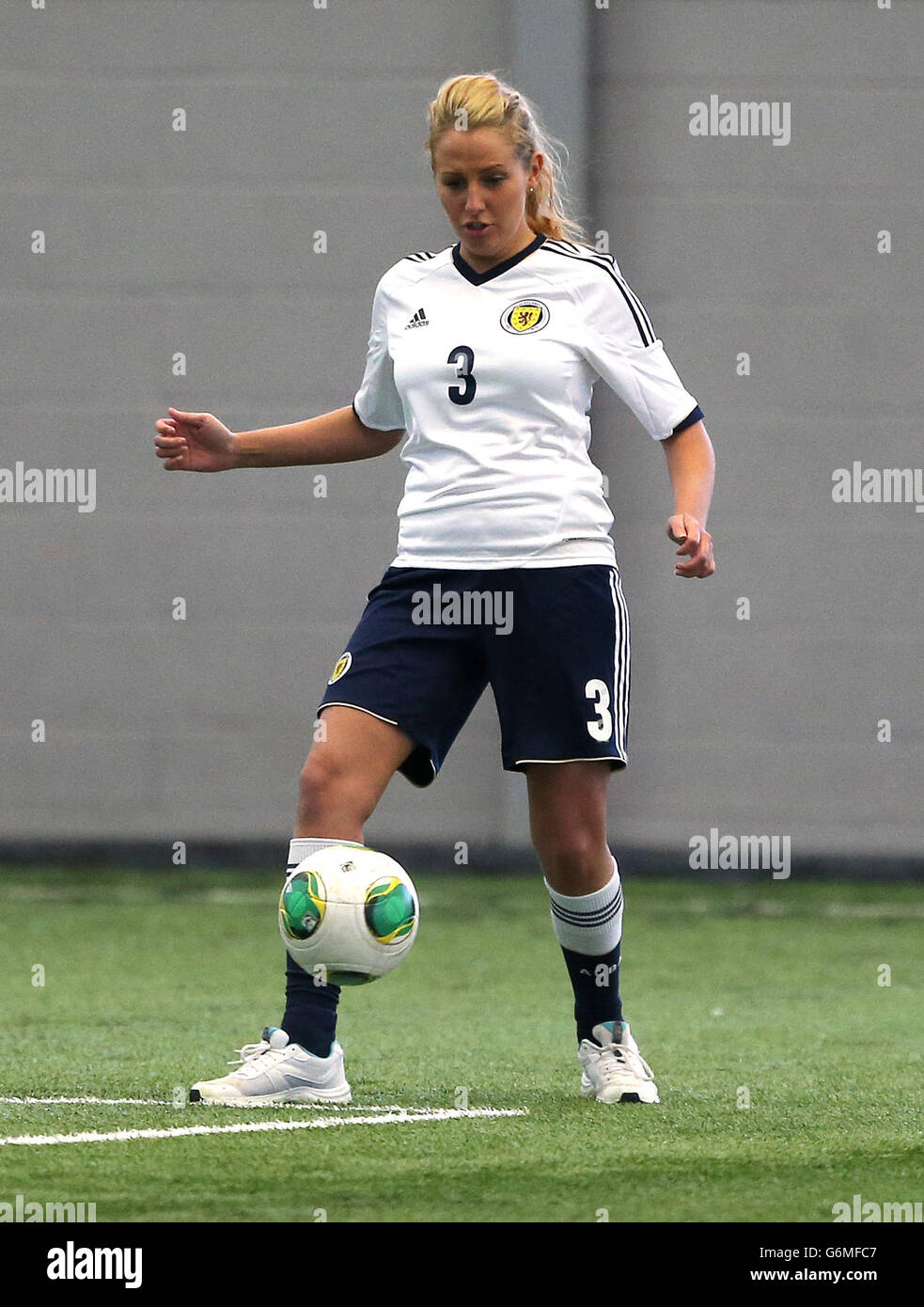 Comedians Shannon Travers durante una partita di calcio di beneficenza al Toryglen Football Center a Glasgow per raccogliere fondi per le vittime del Clutha Helicopter crash. Foto Stock