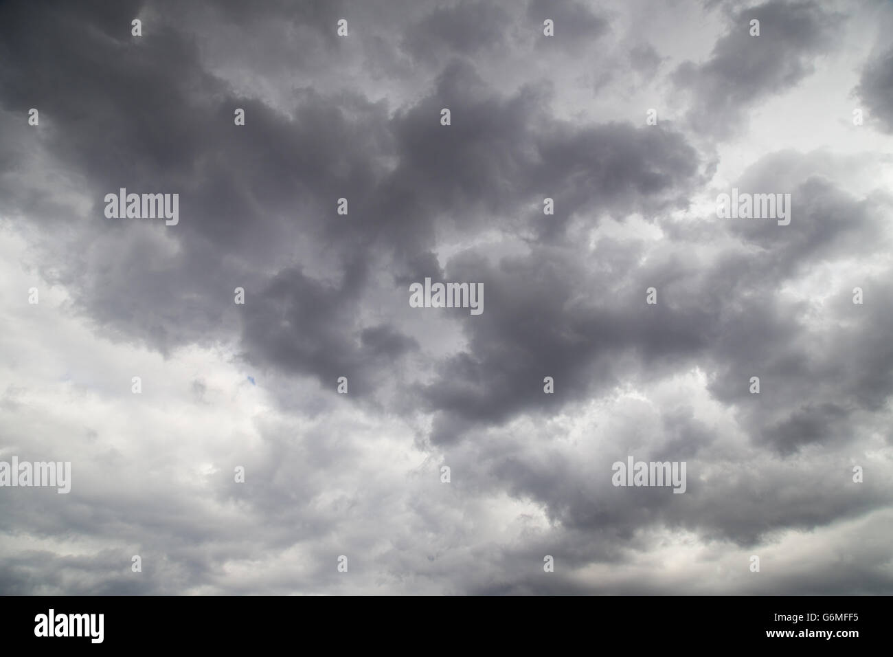 Ripresa a tutto campo del cielo pieno di nuvole scure Foto Stock