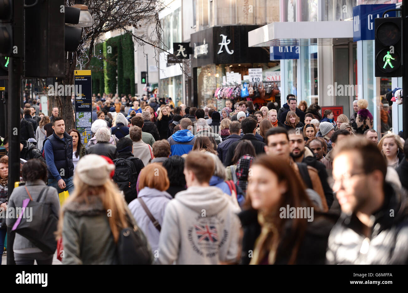 Acquirenti di Natale. Gli amanti dello shopping su Oxford Street a Londra l'ultima domenica prima del giorno di Natale. Foto Stock