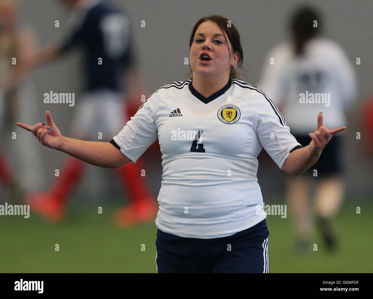Il comico Sharon Rooney durante una partita di calcio di beneficenza al Toryglen Football Center di Glasgow per raccogliere fondi per le vittime del Clutha Helicopter crash. Foto Stock