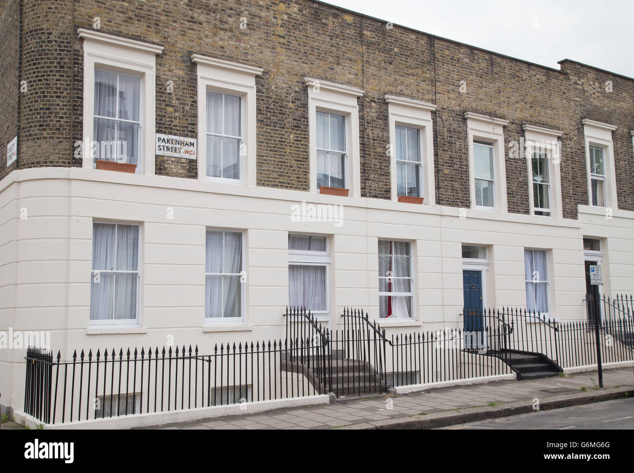 Inizio a schiera in stile vittoriano su facciate Pakenham Street, Bloomsbury, Londra WC1 Foto Stock