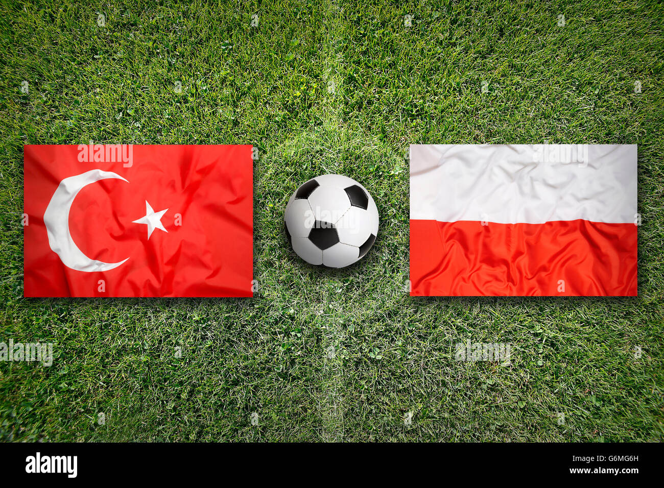 La Turchia vs. Polonia bandiere sul verde del campo di calcio Foto Stock