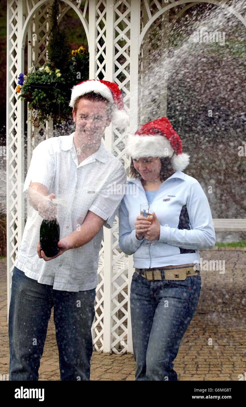 I vincitori della lotteria di 20 anni Stuart Meeke e Gemma Jones del Gloucestershire festeggiano con champagne a Cheltenham. La coppia che vivono con i genitori ha vinto 962,451 nel sorteggio della lotteria del sabato. Foto Stock