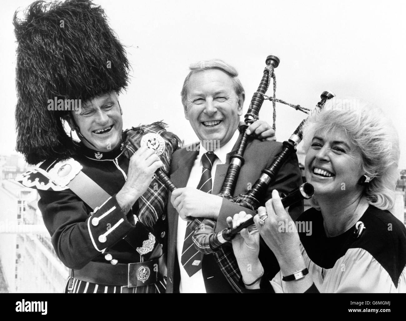 Il reggimento scozzese di Londra Alan Withey si unisce a David Coleman e Gloria Hunniford sul tetto della Bush House per promuovere la copertura della BBC dei Giochi del Commonwealth a Edimburgo. Foto Stock