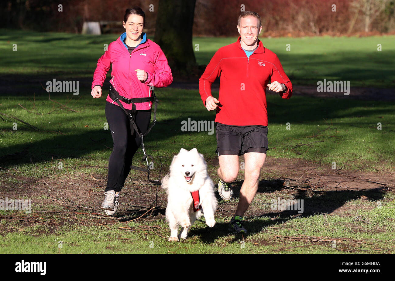 Neil e Ruth Robinson (a sinistra), con il loro cane Zola, si allenano per la Waggy Race nella tenuta di Castle Ward a Co Down. Foto Stock
