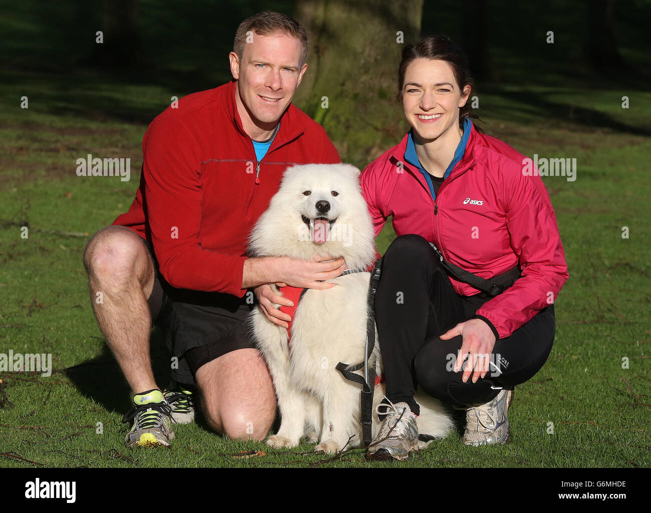 Neil e Ruth Robinson (a destra), con il loro cane Zola, allenati per la gara di Waggy presso la tenuta Castle Ward di Co Down. Foto Stock