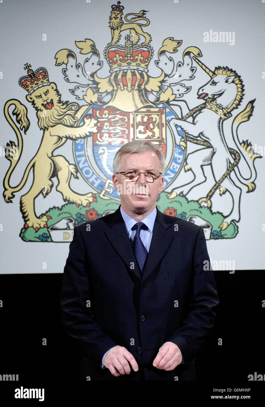 Il coroner della famiglia reale, Michael Burgess, si pone per i fotografi al centro congressi Queen Elizabeth II di Londra prima dell'apertura dell'inquisito nella morte di Diana, principessa di Galles, che morì il 31/8/1997 in un incidente d'auto a Parigi. Una conquista nella morte del suo amante, Dodi Fayed, sta aprendo più tardi nel giorno a Reigate, Surrey. Foto Stock