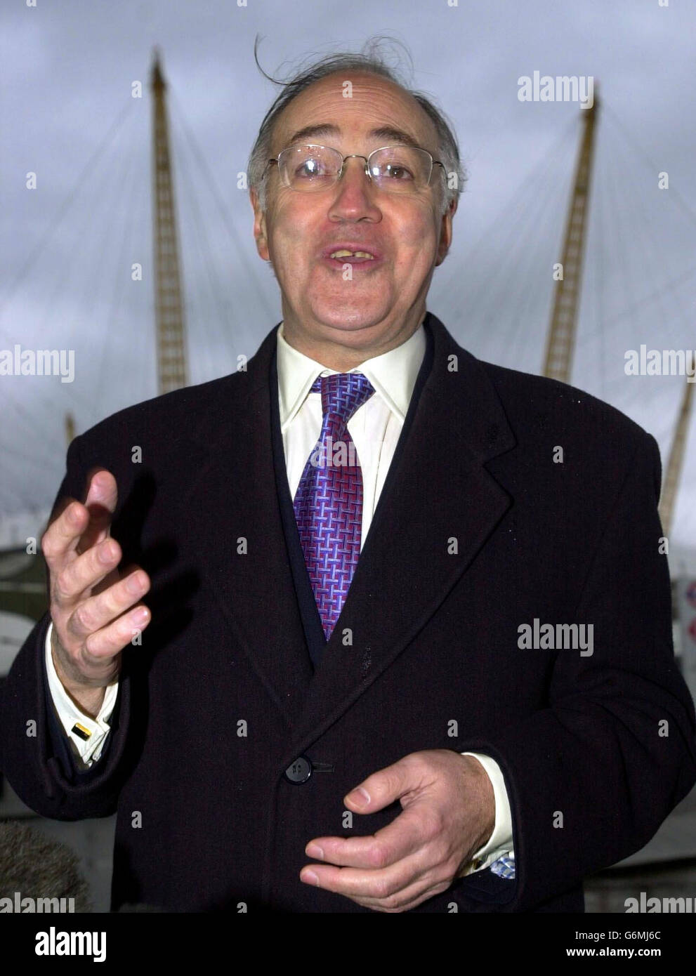 Il leader di Tory Michael Howard parla ai media vicino al Millennium Dome di Londra, dove il suo partito ha lanciato una nuova spinta per identificare gli sprechi nella spesa pubblica. David James, la figura di affari più anziana portata dentro per portare il progetto di cupola sotto controllo a seguito dei relativi problemi finanziari, guasterà un team di volontari che cercheranno di stabilire dove il governo spreca i soldi dei contribuenti. Foto Stock