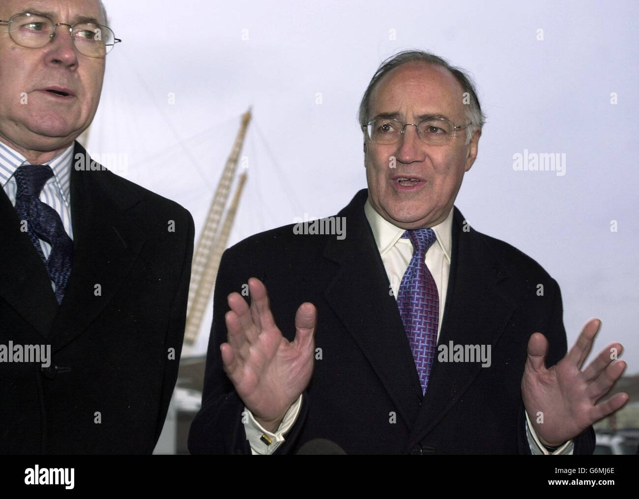 Michael Howard parla ai media Foto Stock