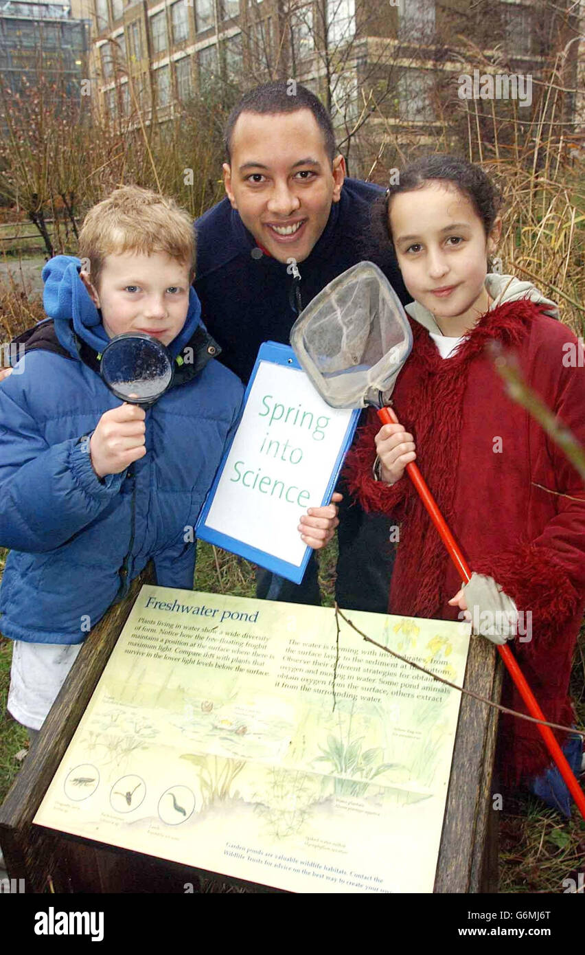 John Tickle del Grande Fratello cerca i primi segni della Primavera con Benjamin Holgate, di Londra, di nove anni, e Sarah Jacobs, 11 anni, di Cambridge, Presso il Giardino Naturale al Museo di Storia Naturale. Tickle stava partecipando al lancio di 'Spuning into Science', un'indagine a livello nazionale sulla fenologia; lo studio dei tempi degli eventi stagionali naturali, organizzato dalla British Association for the Advancement of Science e dal Woodland Trust. Gli esperti hanno avvertito che il Regno Unito sta dirigendo verso un'altra primavera 'eccezionalmente presto' mentre il riscaldamento globale continua a riscaldare il pianeta. Foto Stock