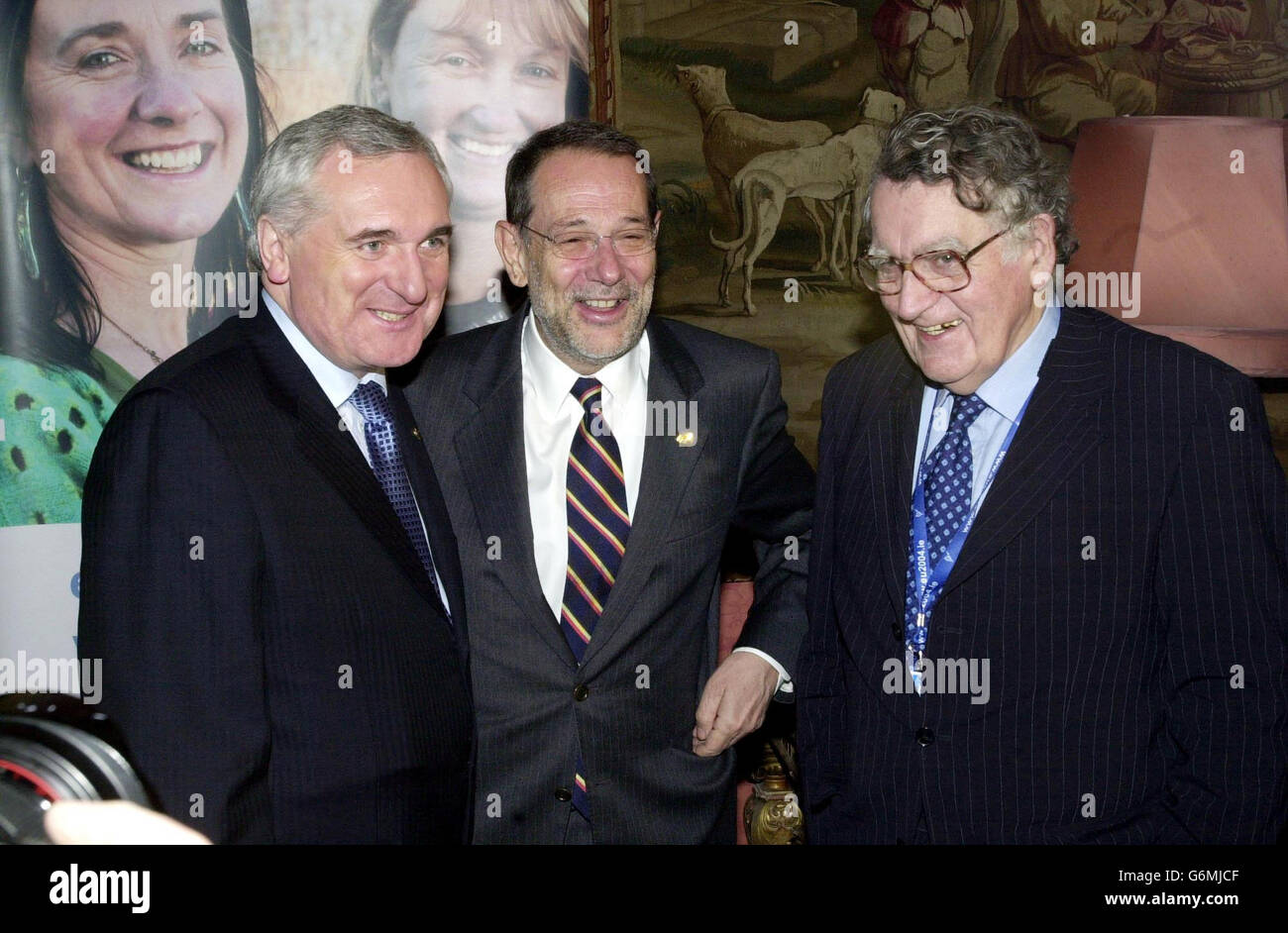 Javier Solana (centro) è salutato dal primo ministro irlandese Bertie Ahern (sinistra) e dal senatore Maurice Hayes, prima di rivolgersi al Forum nazionale sull'Europa, al Castello di Dublino, Repubblica d'Irlanda. Foto Stock