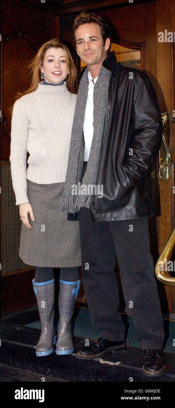 Gli attori Alyson Hannigan e Luke Perry posano per i fotografi durante una fotocall e un lancio della stampa per il loro nuovo adattamento di scena del film di commedia romantica del 1989 quando Harry incontrò Sally al di fuori del Theatre Royal nell'Hatmarket di Londra. Foto Stock