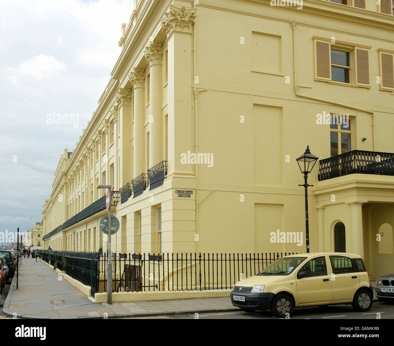 Un codificati a colori auto parcheggiate al di fuori del Regency Brunswick terrazza sul lungomare di Brighton Foto Stock