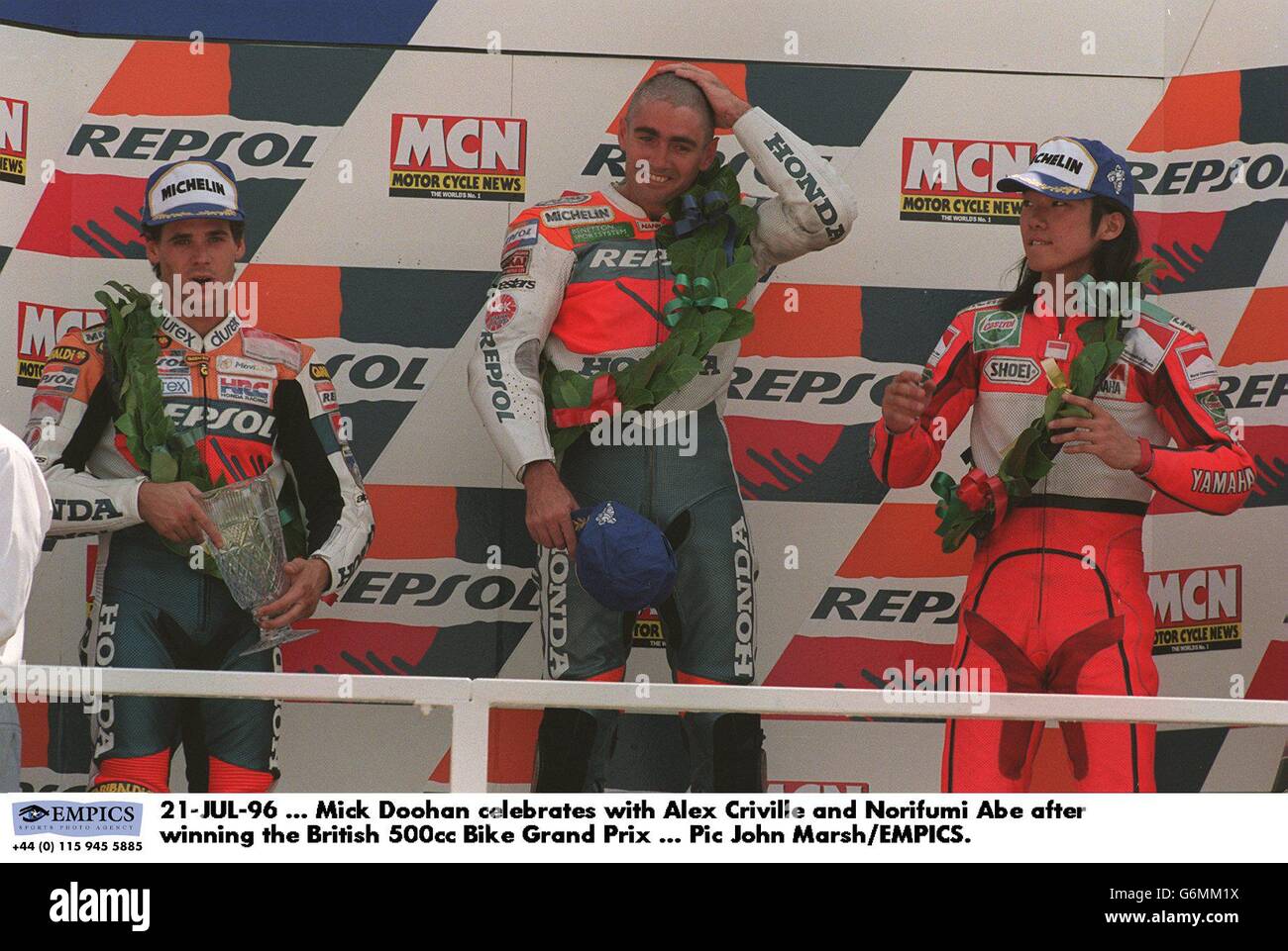 21-JUL-96 ... Mick Doohan festeggia con Alex Criville e Norifumi Abe dopo aver vinto il Gran Premio di Bike della 500cc britannica Foto Stock
