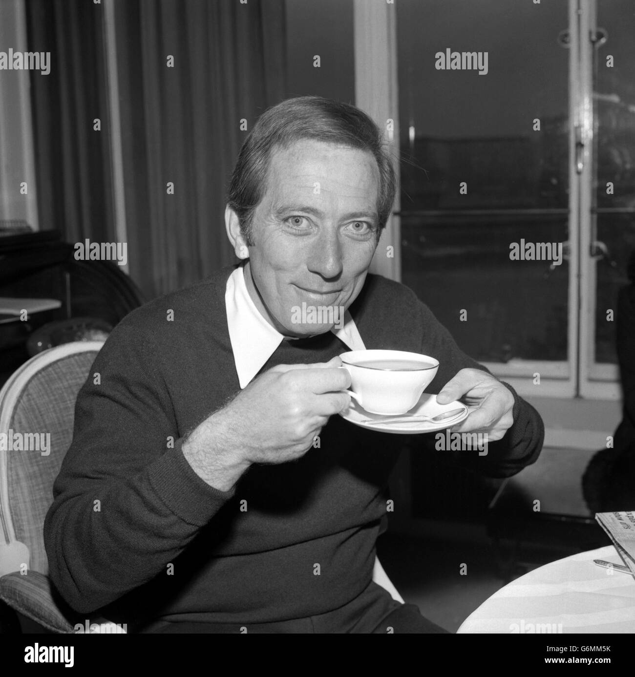 Intrattenimento - Andy Williams - Aeroporto di Heathrow. Il cantante americano Andy Williams sorsegge una tazza di tè dopo l'arrivo all'aeroporto di Heathrow. Foto Stock