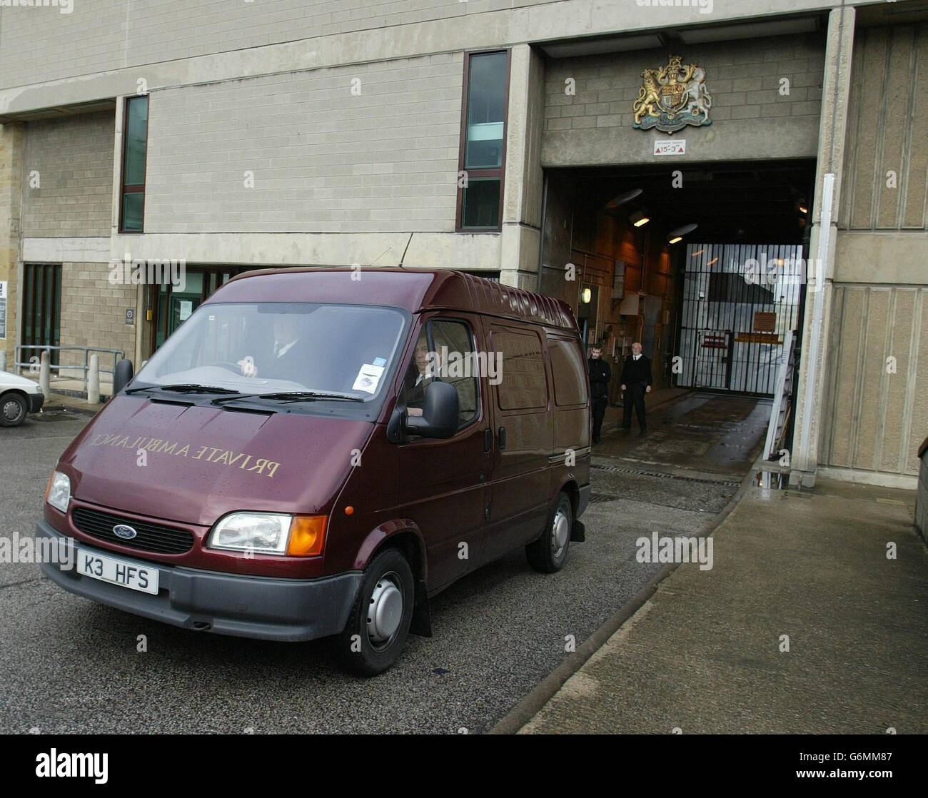 Un'ambulanza privata lascia la prigione di Wakefield, nello Yorkshire occidentale, dopo la morte del dottor Harold Shipman, che è stato trovato appeso nella sua cella, ha detto il Servizio penitenziario. Shipman è stato trovato appeso nella sua cella alle 6.20 e, nonostante gli sforzi del personale che immediatamente ha tentato la rianimazione, è stato pronunciato morto da un medico alle 8.10, un portavoce del servizio di prigione ha detto. Foto Stock