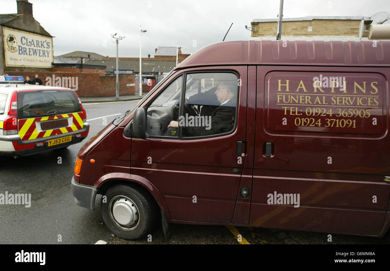 Un'ambulanza privata lascia la prigione di Wakefield, nello Yorkshire occidentale, dopo la morte del dottor Harold Shipman, che è stato trovato appeso nella sua cella, ha detto il Servizio penitenziario. Shipman è stato trovato appeso nella sua cella alle 6.20 e, nonostante gli sforzi del personale che immediatamente ha tentato la rianimazione, è stato pronunciato morto da un medico alle 8.10, un portavoce del servizio di prigione ha detto. Foto Stock
