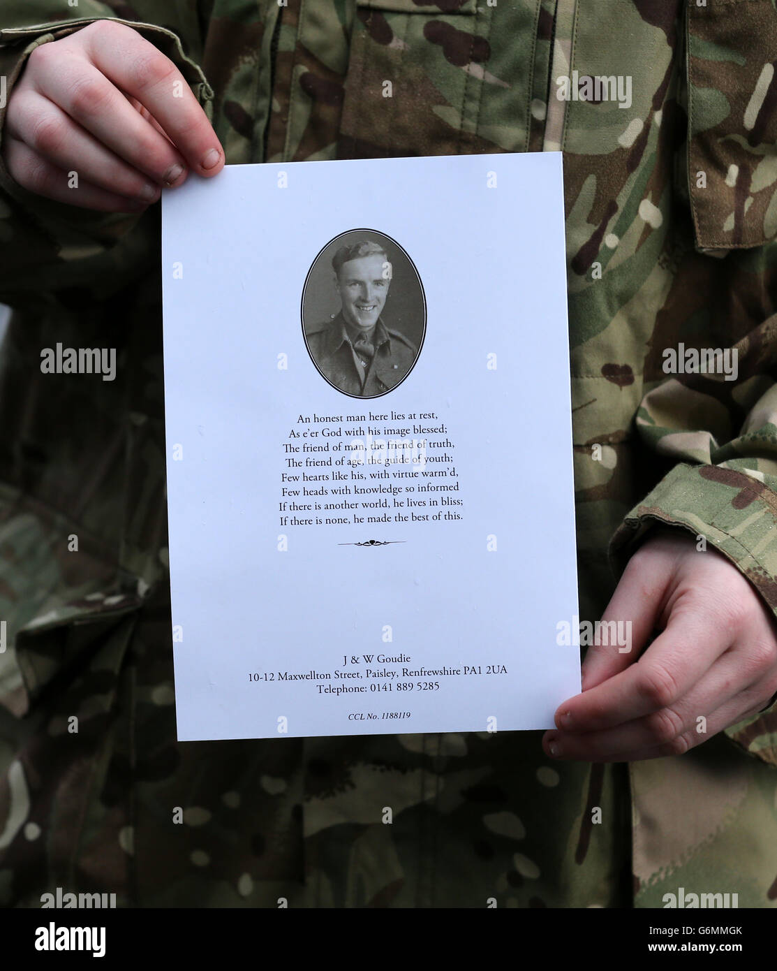 Un ordine di servizio è tenuto durante i funerali di Pte Robert McVey, 96 anni, un membro degli Highlanders Seaforth che è stato tenuto prigioniero durante la seconda guerra mondiale, è tenuto al crematorio di Woodside a Paisley. Foto Stock