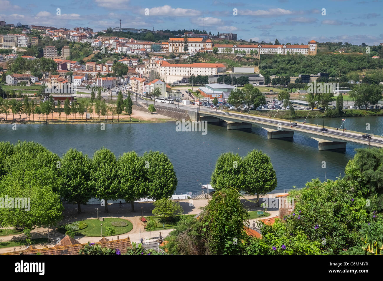 Una vista della parrocchia di Santa Clara, Coimbra, Centro regione, Portogallo, sulla riva sud del fiume Mondego. Foto Stock