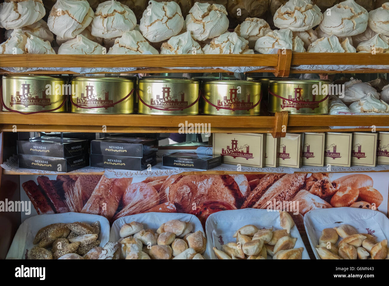 Pane e dolci sul display in un panificio negozio, Coimbra, Portogallo Foto Stock