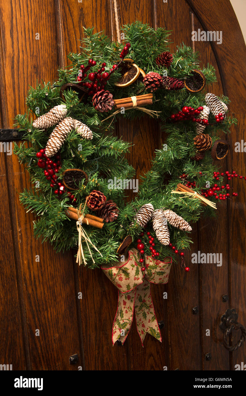 Regno Unito, Gloucestershire, Gloucester, UPTON ST LEONARDS, Hatton Court Hotel, ghirlanda di Natale sulla porta in legno di quercia Foto Stock