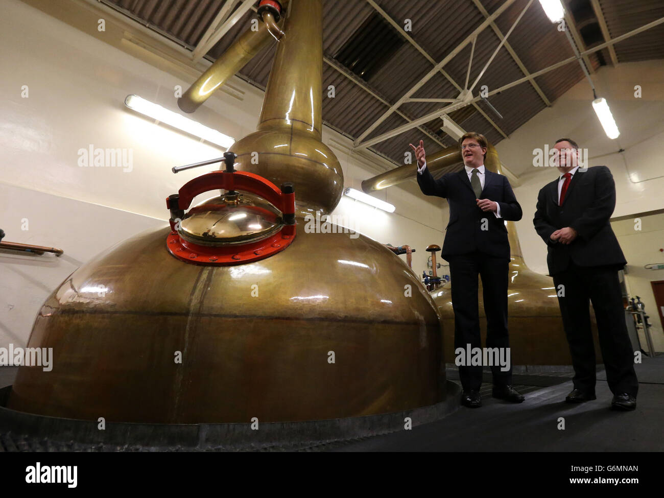 David Frost (destra), capo dell'Associazione New Scotch Whisky, parla con il Segretario Generale del Tesoro Danny Alexander nella stanza delle stalle durante una visita alla distilleria Benromach a Forres, vicino Inverness, mentre lancia lo Spirit Drinks Verification Scheme. PREMERE ASSOCIAZIONE foto. Data immagine: Giovedì 9 gennaio 2014. Guarda la storia della PA, GLI spiriti DELLA POLITICA. Il credito fotografico dovrebbe essere: Andrew Milligan/PA Wire Foto Stock