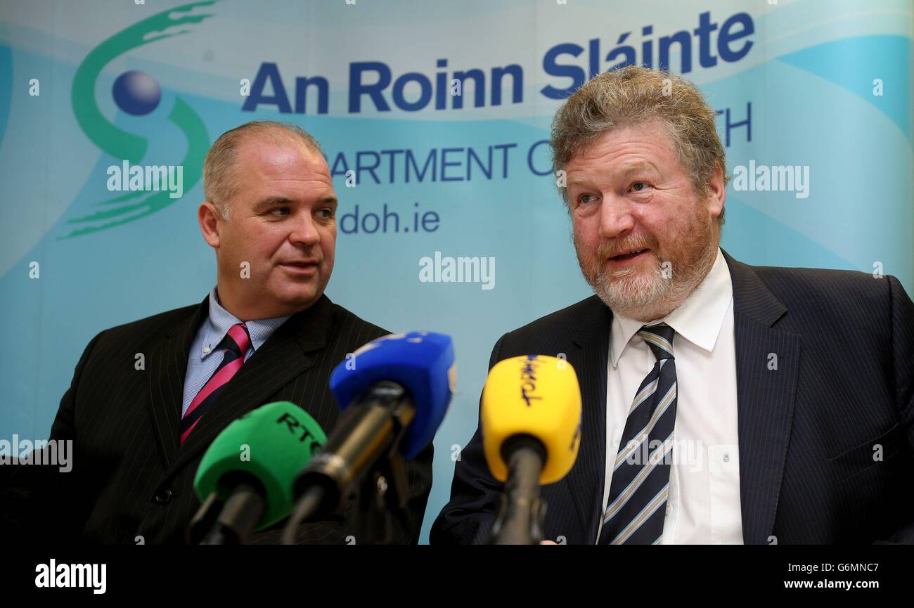 Il Ministro della Sanità James Reilly (a destra) con il dottor Tony Holohan al lancio di nuove linee guida cliniche per prevenire la diffusione della MRSA, tenutosi presso il Dipartimento della Sanità di Dublino. Foto Stock